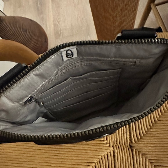 Baggallini camou crossbody - Picture 3 of 3